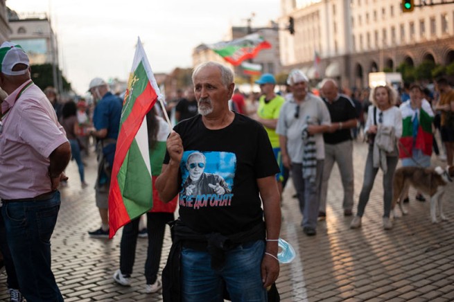 Болгарин в футболке с Путиным и флагом своей страны на Софийской площади. |Hristo Rusev/Getty Images)