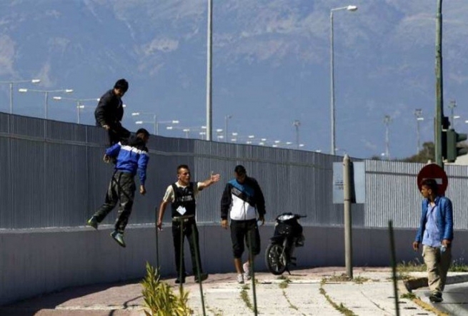 Патры: 200 мигрантов пытались пробраться на суда, следующие в Италию