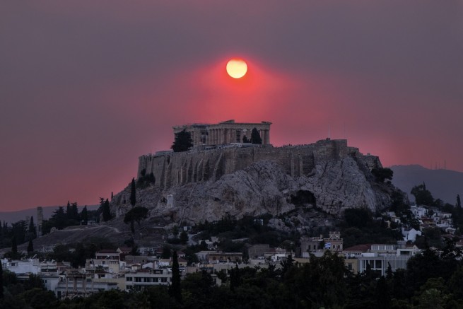 Черный дым окутал Акрополь, запах гари по всем Афинам