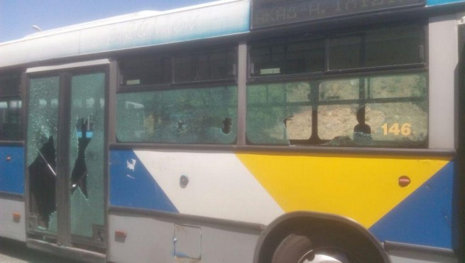 Пассажир получил травму после нападения на автобус на главном проспекте Афин