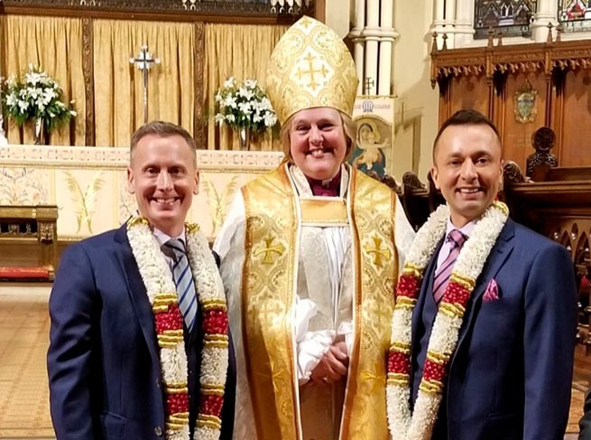 В Канаде женщина епископ обвенчала епископа-гея с его партнером