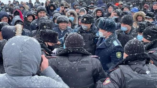 Две сотни человек задержаны на акциях в Казахстане (видео)