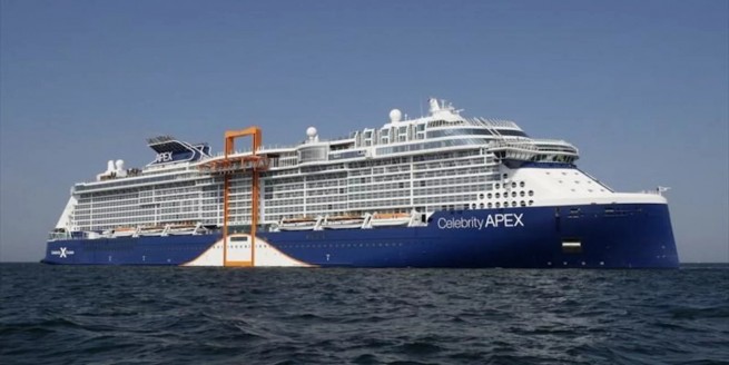 Celebrity Apex: круизный лайнер в порту Пирей