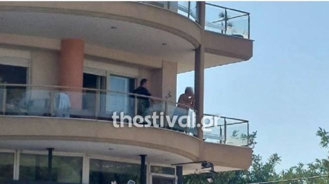 Салоники: пьяный житель многоквартирного дома вышел на балкон с огнестрельным оружием (видео)
