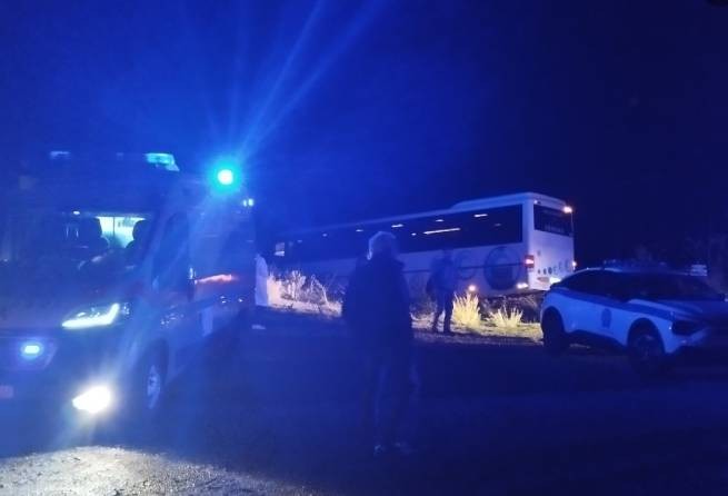 Греция: водитель скончался за рулем, автобус завис над пропастью