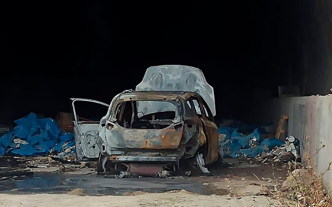 Автомобиль преступников, Ford Kuga, который был угнан из Халандри, был найден сожженным в Скарамагасе.