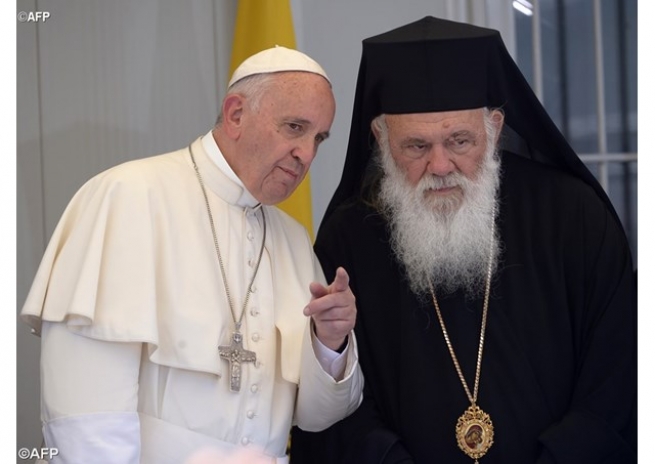 Папа Франциск и Архиепископ Афинский и всея Эллады Иероним II во время поездки Св. Отца на о. Лесбос в 2016 году - AFP