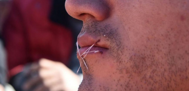 Иранские беженцы в Идомени зашили себе рты в знак протеста