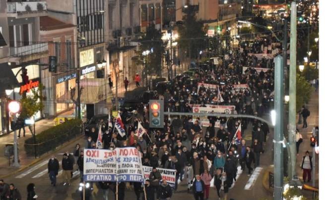 Пирей: тысячи зажженных факелов на антивоенной демонстрации