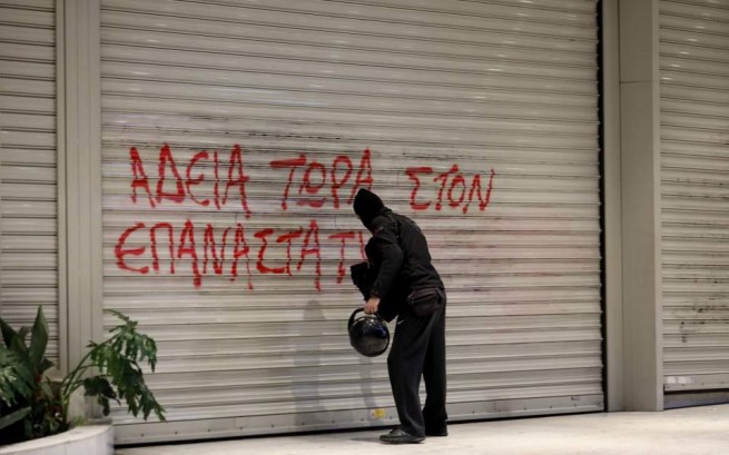 Анархисты забросали бомбами офис ПАСОК в центре Афин