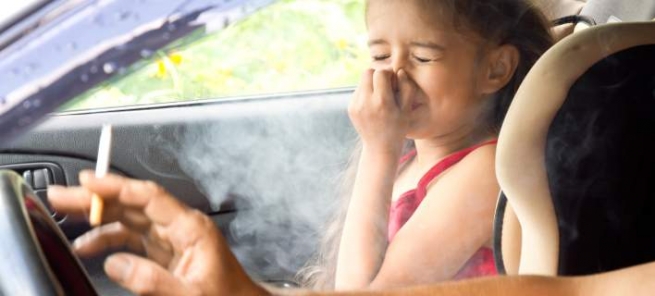За курение в машине при детях отнимут права и наложат штраф 1.500 евро