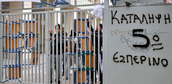 Греция: более 100 забастовок в школах против антивирусных мер