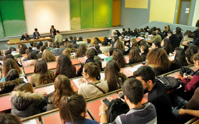 ΕΛΣΤΑΤ: Многие поступили в институты, но не многие получили диплом