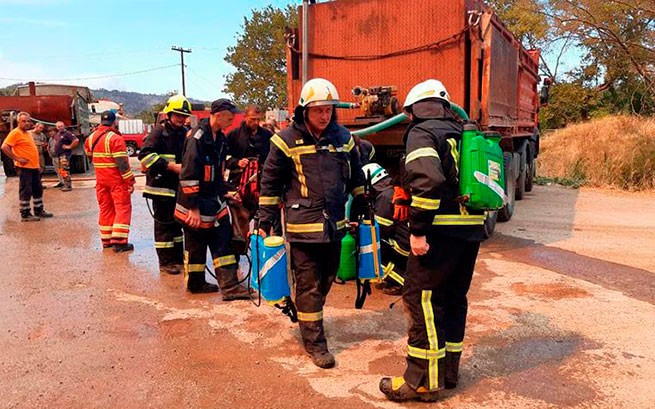 Украинские пожарные, которых отправили на помощь, спасли два поселка фото :ДСНС Украины