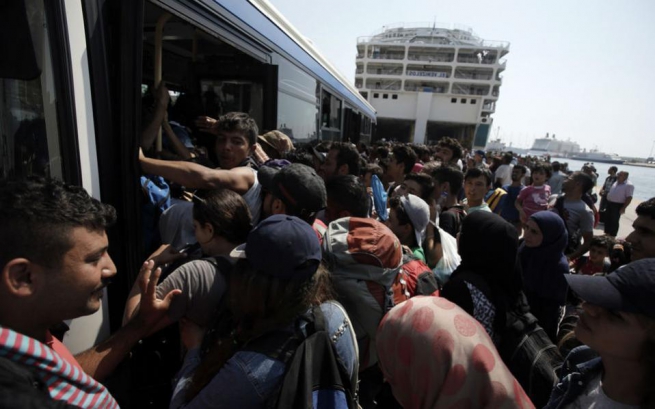 Греция временно приостанавливает паромы, перевозящие мигрантов c островов