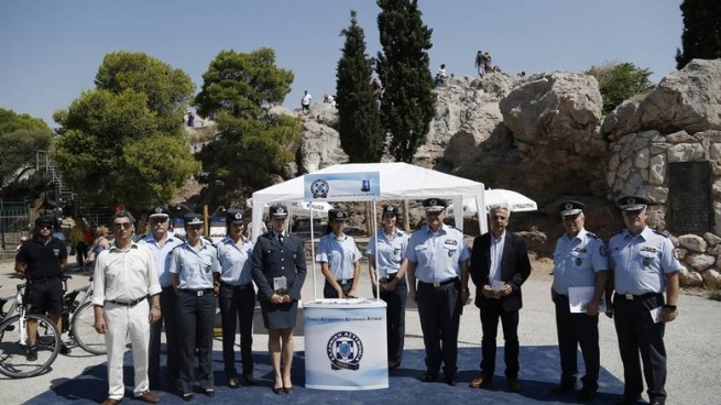 Греческая полиция на Акрополе раздала туристам листовки