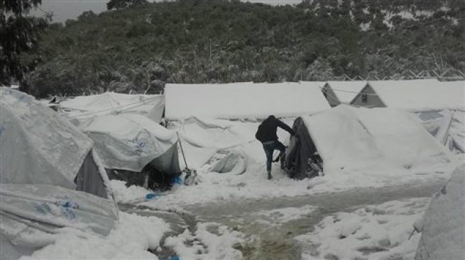 Палатки беженцев накрыло снегом