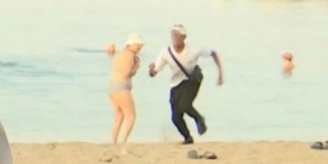 Грабителя, сорвавшего цепь с шеи купальщицы на пляже Алимос, арестовали