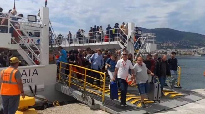 Лесбос наводнили туристы из Турции