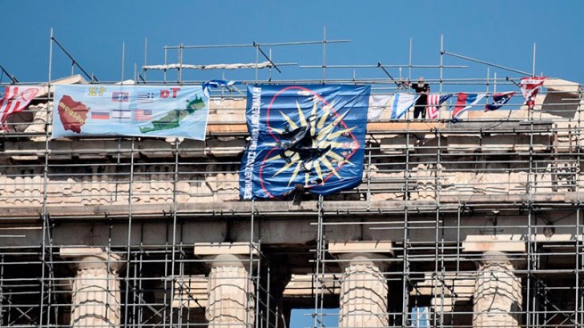 Мужчина вывесил на фасаде Парфенона флаги РФ, США, Израиля и звезду Вергины