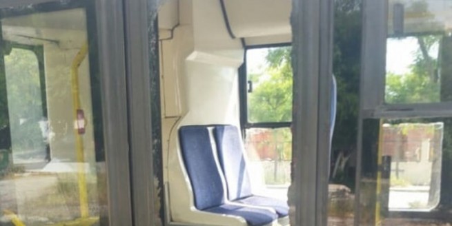 Пассажир автобуса разбил стекло двери, потому что... решил выйти