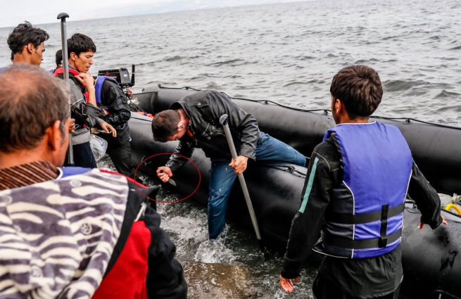 Беженцы. &quot;Путь смерти&quot; на резиновой лодке, которую надо проткнуть