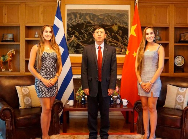 Греческие близняшки стали «послами греческого туризма» в Китае