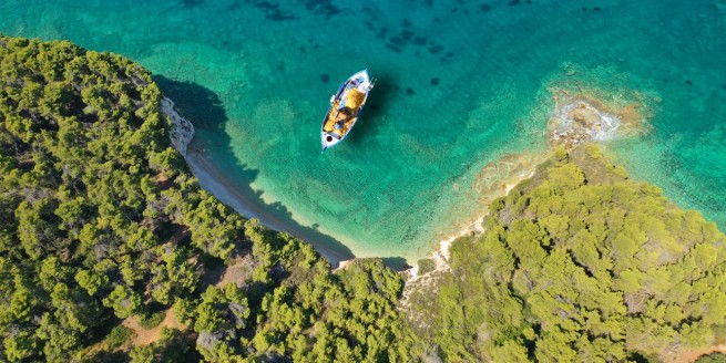 Туристы не могут удержаться от посещения Греции этим летом