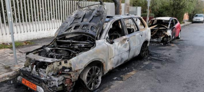 У посольства Украины сожгли автомобили