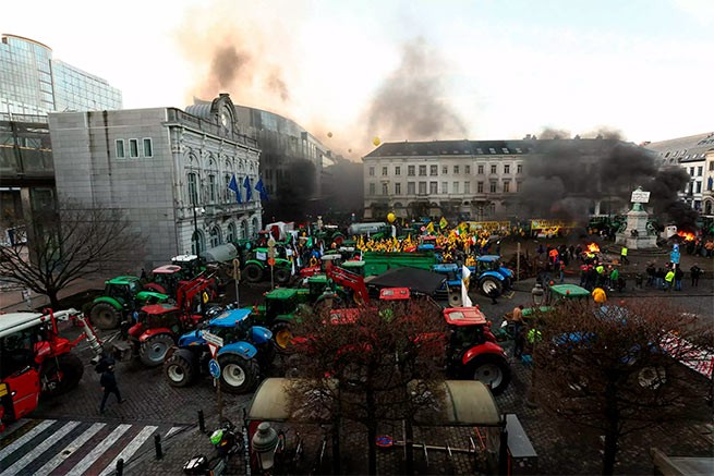 Хаос в Брюсселе: фермеры и полиция дерутся у здания Европейского совета