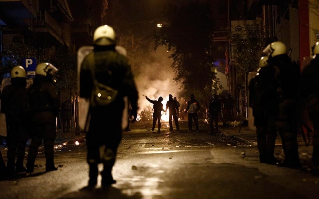 ОМОН в центре Афин пятую ночь подвергается нападениям