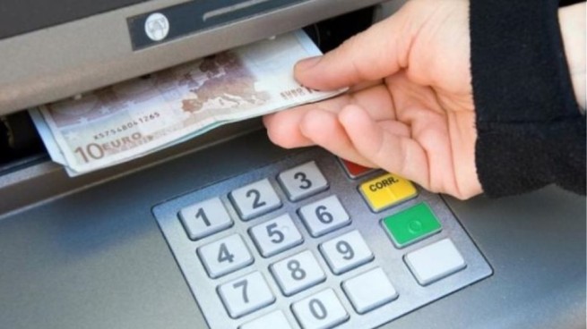 Пожилой мужчина нашел в банкомате 1900 евро и был обвинен в краже