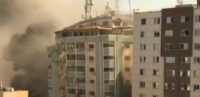 От ракетных ударов со стороны Израиля рухнула высотка с офисами международных СМИ (видео)