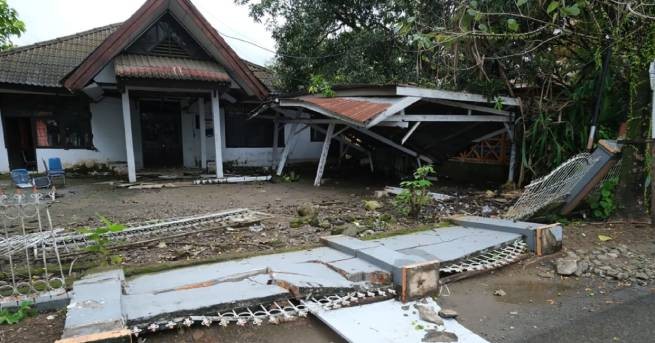 Индонезия: число жертв разрушительного землетрясения увеличилось до 56 человек