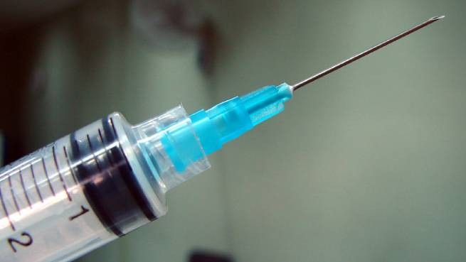 Обманутые обманщики: антиваксерам ввели настоящую вакцину вместо физраствора