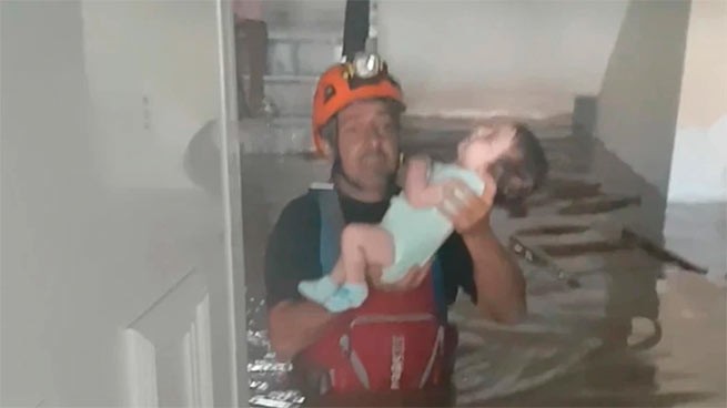 Фессалия: спасатель выносит младенца из затопленного дома (видео)