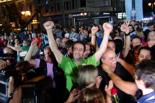 Противники реформ празднуют победу после объявления результатов референдума в Греции. Фото: Павел Онойко 
