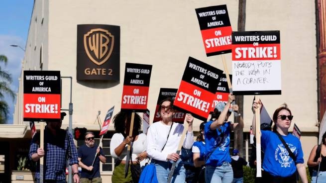 Голливуд бастует:  актеры присоединяются к сценаристам, протестующим уже более двух месяцев