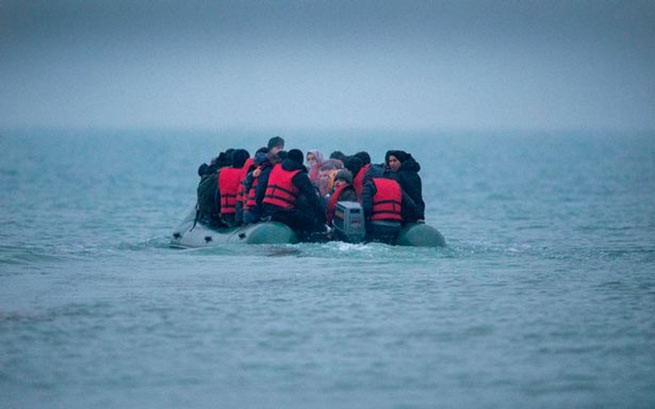 Мигранты спускают на воду надувную лодку и отправляются в Великобританию ( Изображение: Стив Рейгейт Daily Express