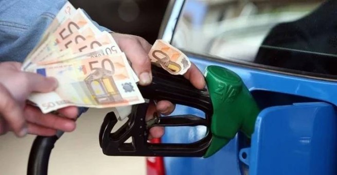 Взрывоопасная ситуация: цена бензина более 2 евро за литр в 26 префектурах