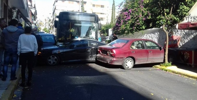 Двойное ДТП в Пирее: автобус потерял управление