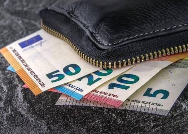 В Патрах подростки нашли портмоне с 700 евро и отнесли в полицию