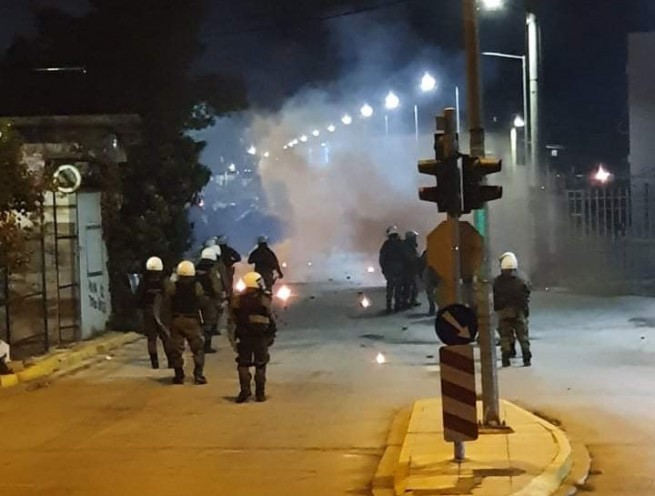 Жители Аспропиргос взбунтовались против карантина, полиция ответила репрессиями