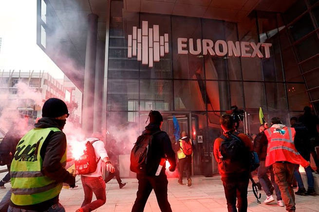 Сцены хаоса во Франции: протестующие штурмуют фондовую биржу в Париже