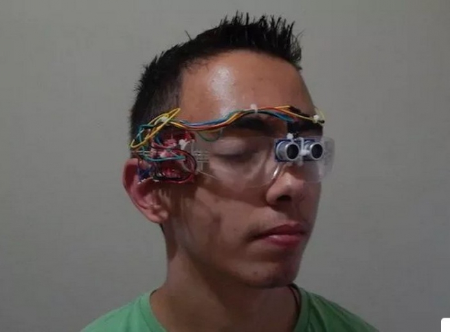 Греческий подросток изобрел очки для слепых