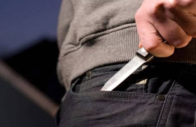 15-летний подросток, угрожая ножом, попытался ограбить минимаркет