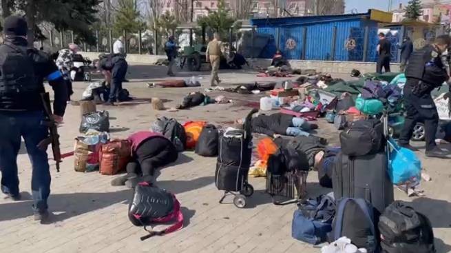 В результате обстрела краматорского вокзала погибли 50 человек, среди них пятеро детей