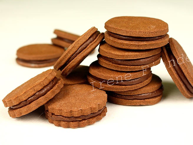Шоколадное печенье с густым шоколадным кремом ганаш