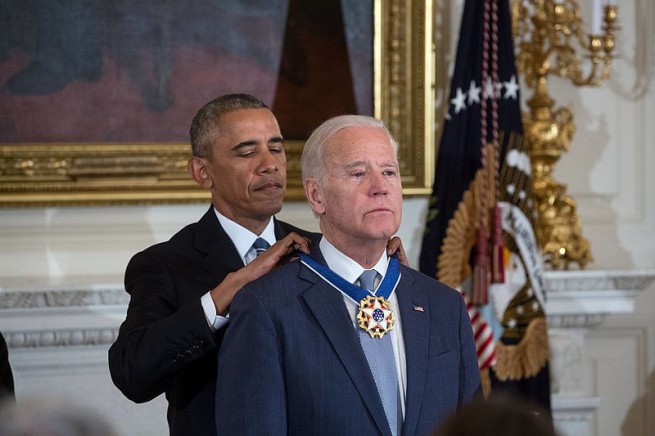 Президент США Барак Обама вручает вице-президенту Джо Байдену Президентскую медаль &quot;За свободу&quot; с отличием