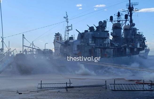 Салоники: буксир удерживает эсминец «Βέλος» от затопления (видео)